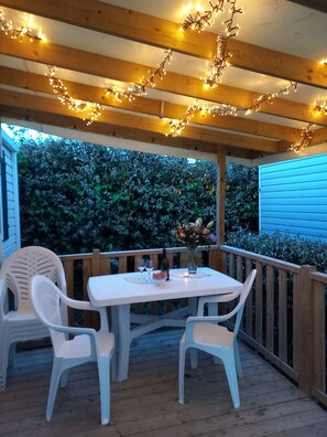 Outdoor dining - Mobile Home 6 Personnes ,3 Chambres 32m2 Avec Terrasse 14m2 Semi Couverte (Vendres)