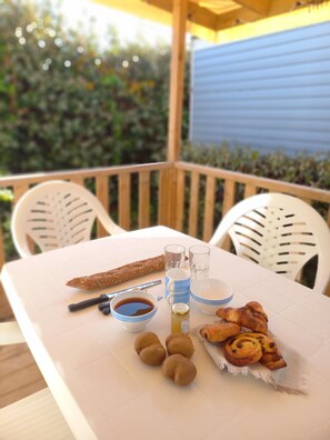 Outdoor dining - Mobile Home 6 Personnes ,3 Chambres 32m2 Avec Terrasse 14m2 Semi Couverte (Vendres)