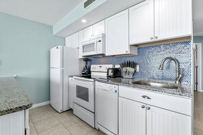 冷蔵庫、電子レンジ、オーブン、コンロ