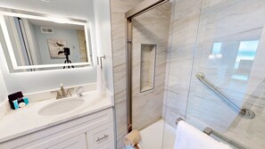 Dusche, Haartrockner, Handtücher