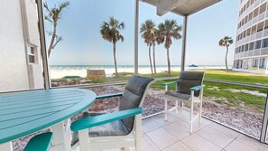 Outdoor dining - Crescent Arms 102N Siesta Key Florida (Sarasota)