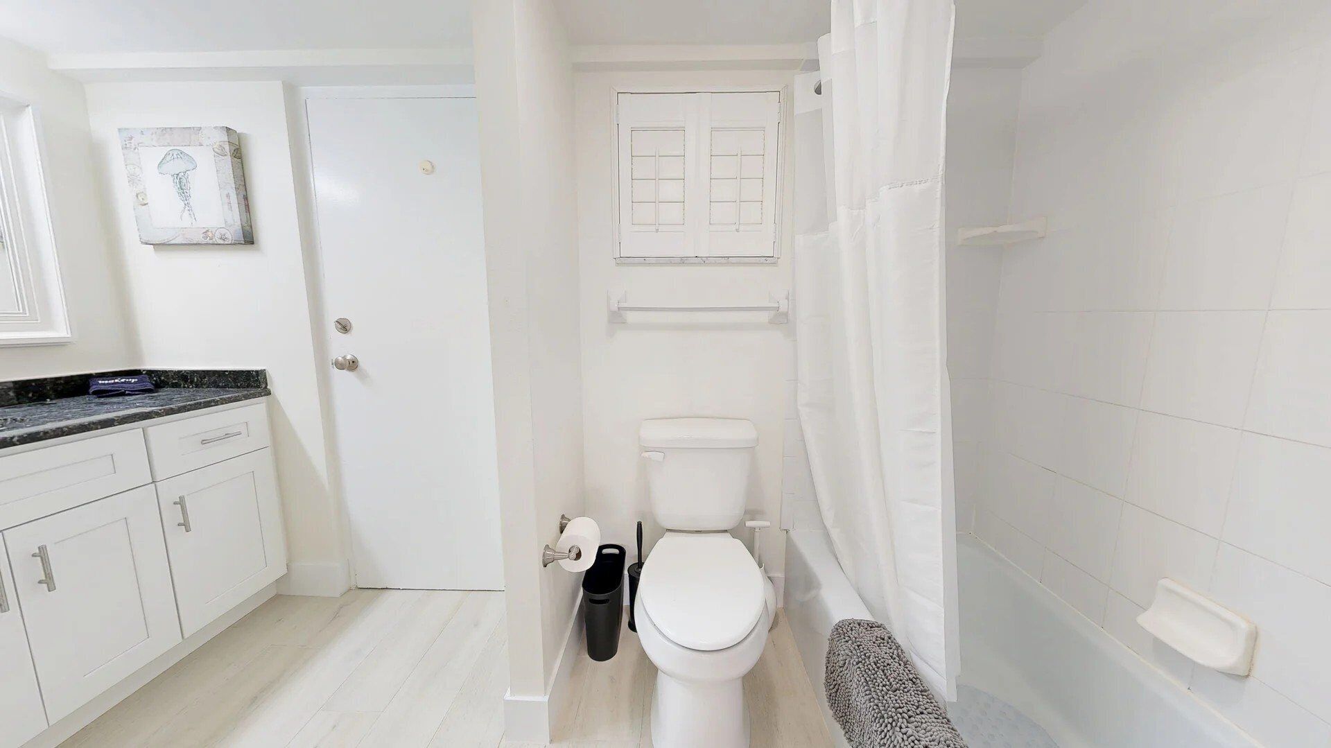 Un baño con inodoro, cortina de ducha y lavabo.
