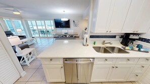 Kjøleskap, mikrobølgeovn, kokeplater og oppvaskmaskin