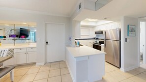 Kühlschrank, Mikrowelle, Herdplatte, Geschirrspüler