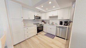 Kylskåp, mikrovågsugn, ugn och spishäll