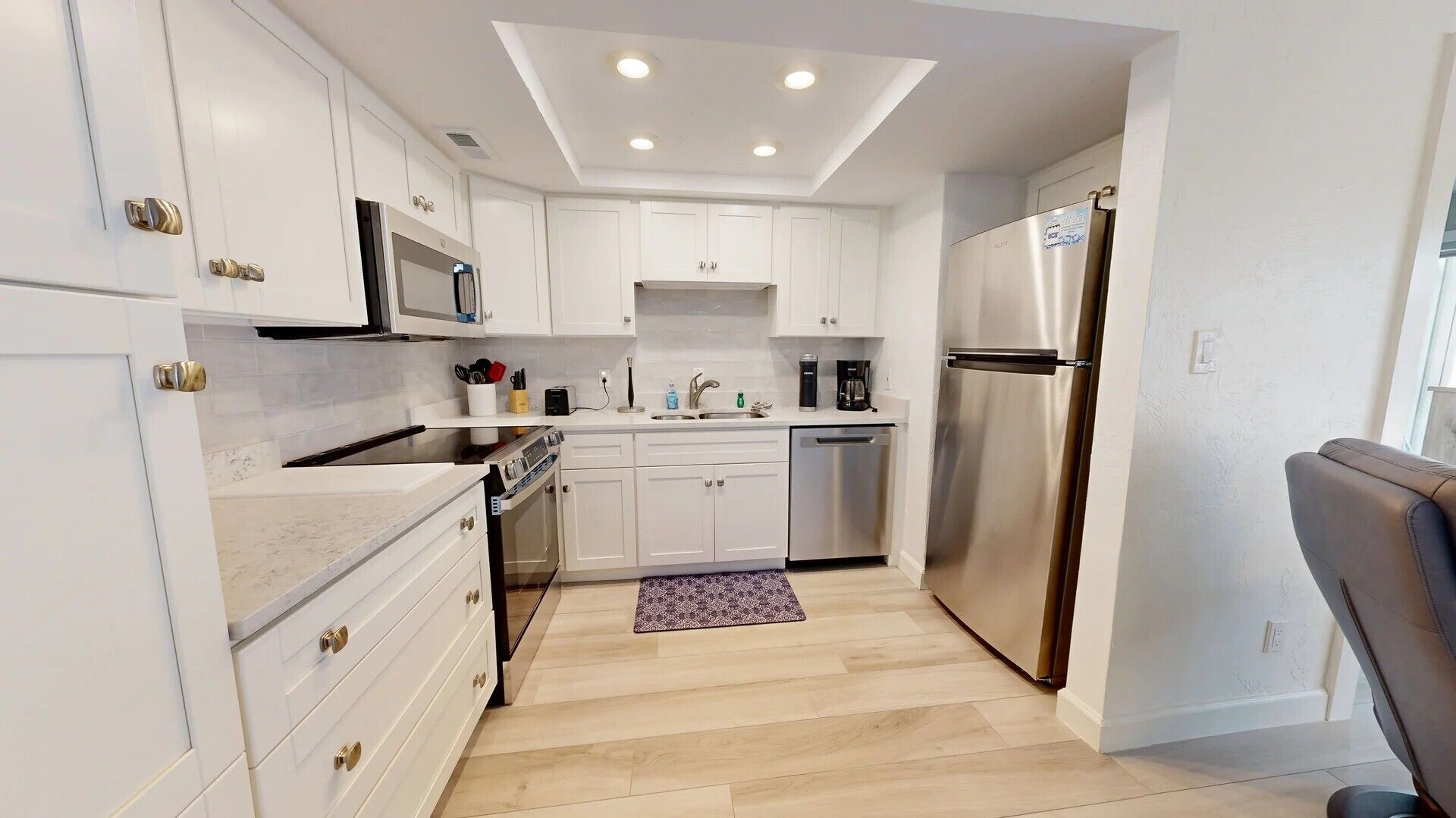 Kjøleskap, mikrobølgeovn, ovn og kokeplater