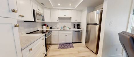 Kjøleskap, mikrobølgeovn, ovn og kokeplater