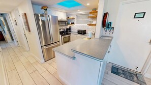 Geladeira, micro-ondas, fogão, cooktop