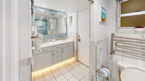 Shower, hair dryer, towels - Crescent Arms Vacation Rentals 202N Siesta Key Florida (Sarasota)