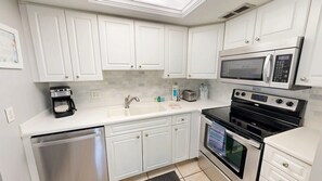 Een koelkast, een microgolfoven, een oven, een kookplaat