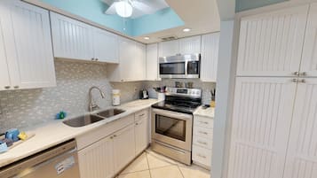 Refrigerador, microondas, horno, placa de cocina