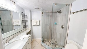 Shower, hair dryer, towels - Crescent Arms Vacation Rentals 303S Siesta Key Florida (Sarasota)