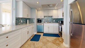 Kylskåp, mikrovågsugn, ugn och spishäll