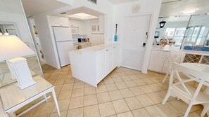 Kylskåp, mikrovågsugn, spishäll och diskmaskin