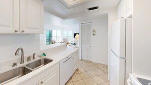 Kylskåp, mikrovågsugn, spishäll och diskmaskin