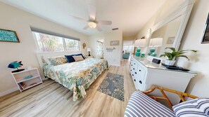 2 bedrooms, desk, iron/ironing board, free WiFi - Crescent Arms Vacation Rentals Villa 17 Siesta Key Florida (Siesta Key)