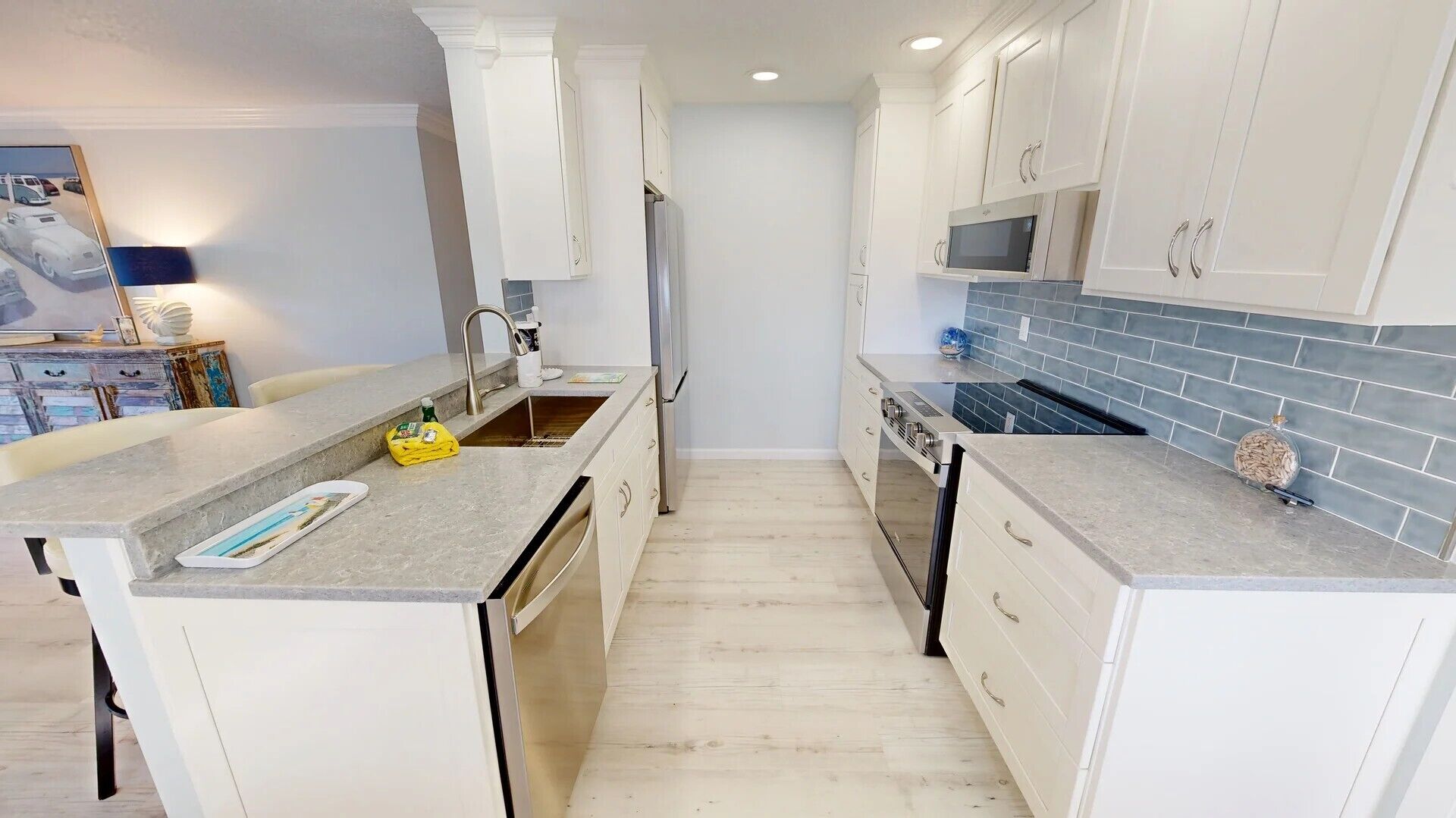 Frigorifero, microonde, piano cottura, lavastoviglie