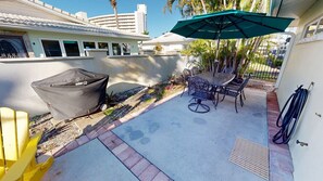 Outdoor dining - Crescent Arms Vacation Rentals Villa 2 Siesta Key Florida (Sarasota)
