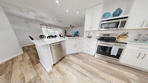 ثلاجة، ميكروويف، موقد طهي مسطح، غسالة أطباق