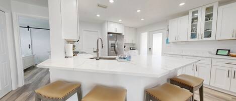 Kühlschrank, Mikrowelle, Herdplatte, Geschirrspüler