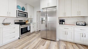 ثلاجة، ميكروويف، موقد طهي مسطح، غسالة أطباق