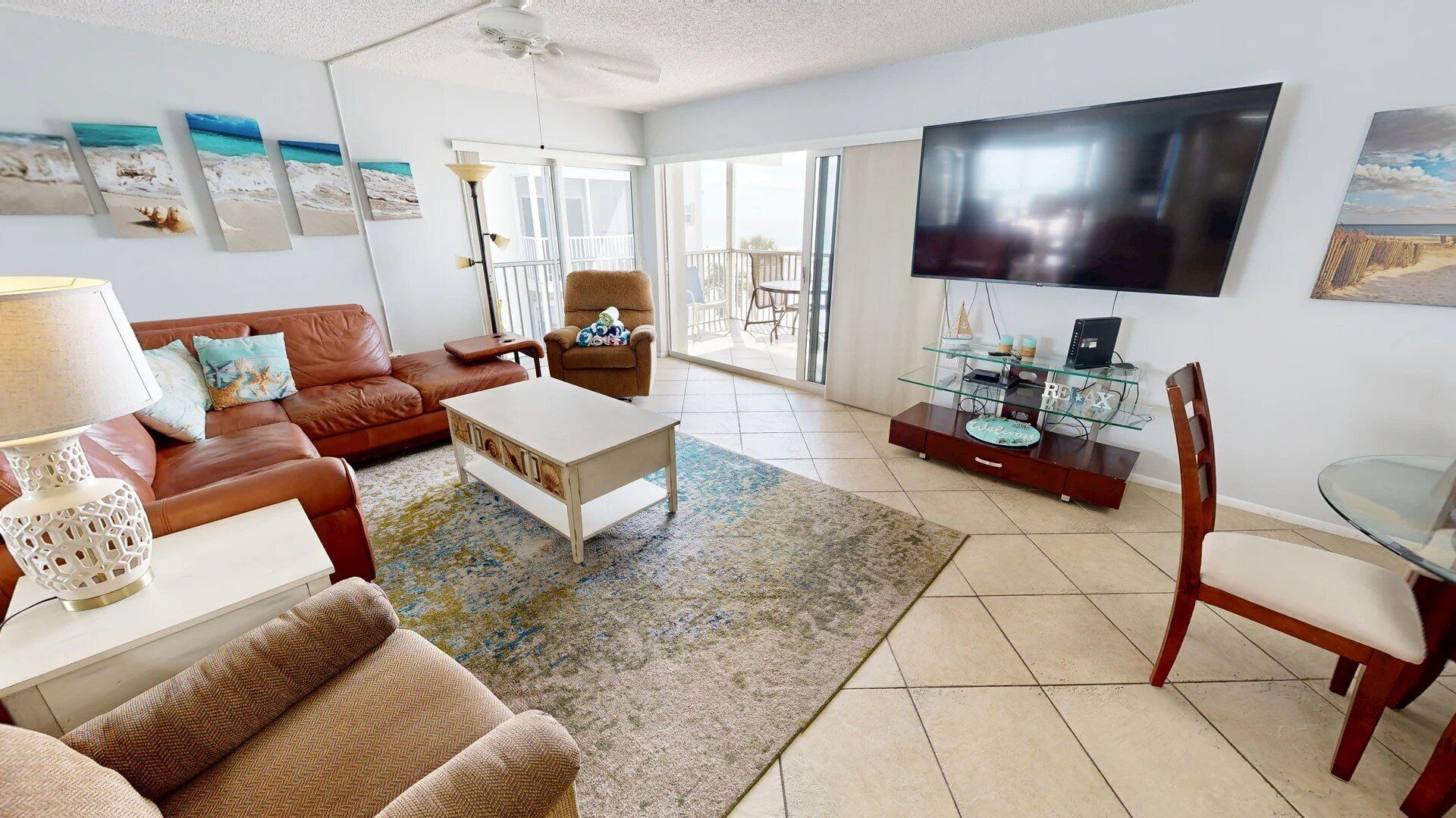 Smart-tv, een dvd-speler, boeken en een stereo