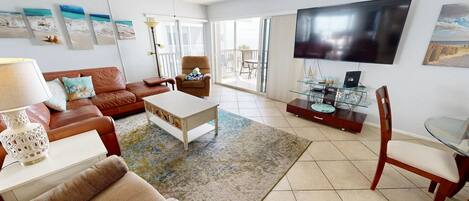 Smart-tv, een dvd-speler, boeken en een stereo