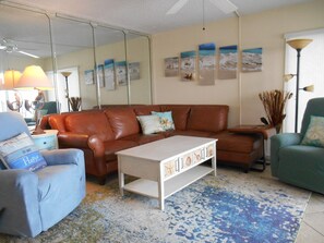 Smart-TV, DVD-Player, Bücher, Stereoanlage