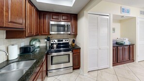 Kylskåp, mikrovågsugn, ugn och spishäll