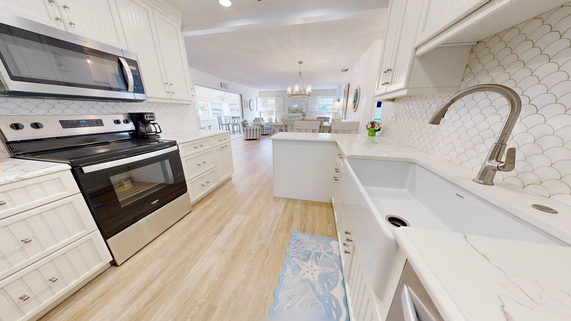 ثلاجة، ميكروويف، موقد طهي مسطح، غسالة أطباق