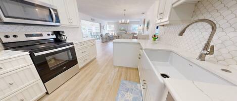 ثلاجة، ميكروويف، موقد طهي مسطح، غسالة أطباق