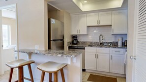 Kjøleskap, mikrobølgeovn, kokeplater og oppvaskmaskin