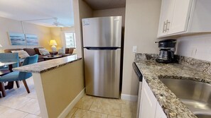 Kylskåp, mikrovågsugn, spishäll och diskmaskin