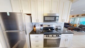 Køleskab, mikrobølgeovn, kogeplade, opvaskemaskine