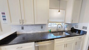 Kühlschrank, Mikrowelle, Herdplatte, Geschirrspüler