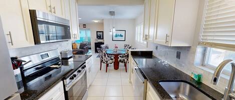 Frigorifero, microonde, piano cottura, lavastoviglie