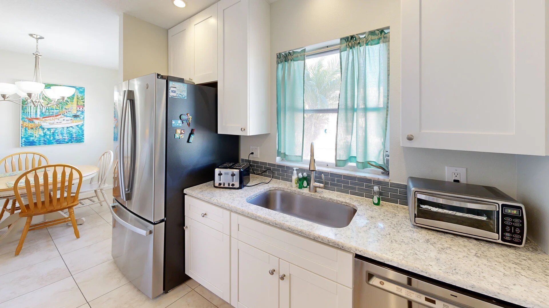 Kühlschrank, Mikrowelle, Herdplatte, Geschirrspüler