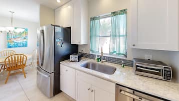 Kylskåp, mikrovågsugn, spishäll och diskmaskin