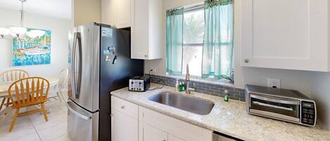 Fridge, microwave, stovetop, dishwasher