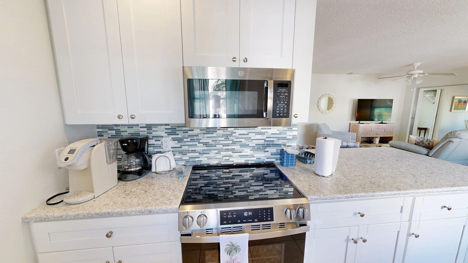 Kylskåp, mikrovågsugn, spishäll och diskmaskin