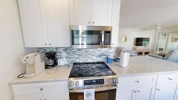 Kylskåp, mikrovågsugn, spishäll och diskmaskin