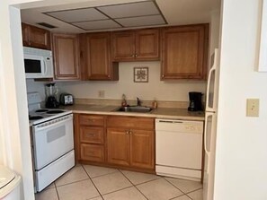 Kjøleskap, mikrobølgeovn, kokeplater og oppvaskmaskin