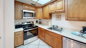 Kühlschrank, Mikrowelle, Herdplatte, Geschirrspüler