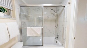 Shower, hair dryer, towels - Crescent Arms 602 N Siesta Key Florida (Sarasota)