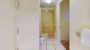 Dusj, hårføner og håndklær