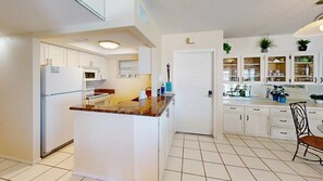 Kjøleskap, mikrobølgeovn, ovn og oppvaskmaskin