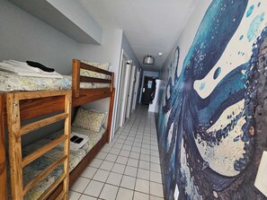 1 dormitori, caixa forta a l'habitació i escriptori