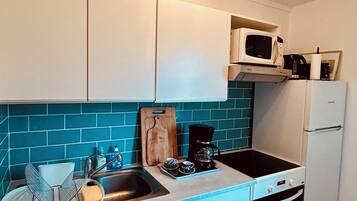 Refrigerador, microondas, horno y parrilla de estufa