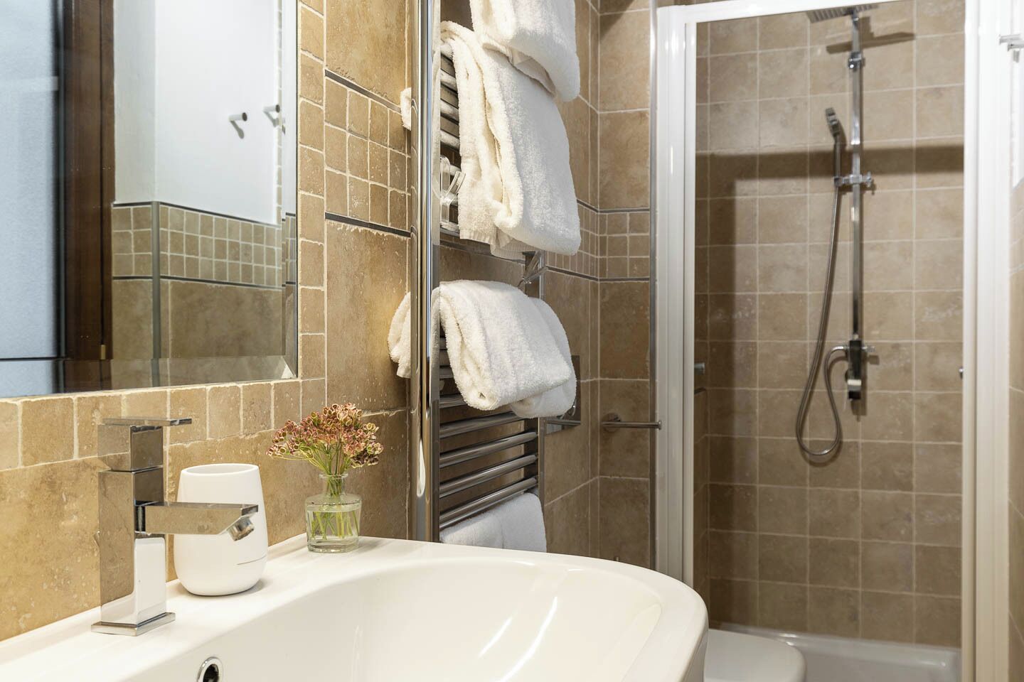 Douche, sèche-cheveux, bidet, serviettes fournies