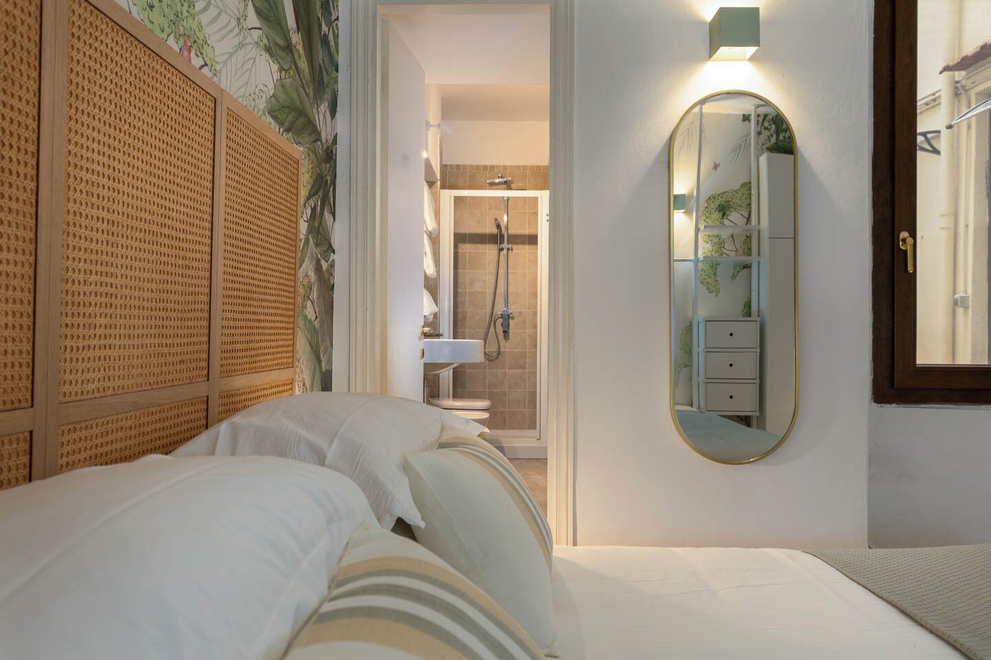 2 chambres, bureau, fer et planche à repasser, lit parapluie